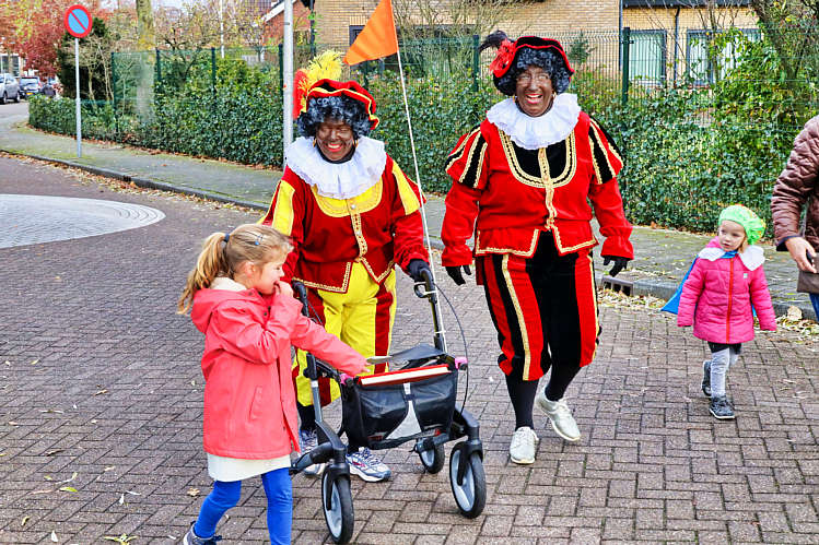 Aankomst van de Sint en zijn Zwarte Pieten in Waarder_038